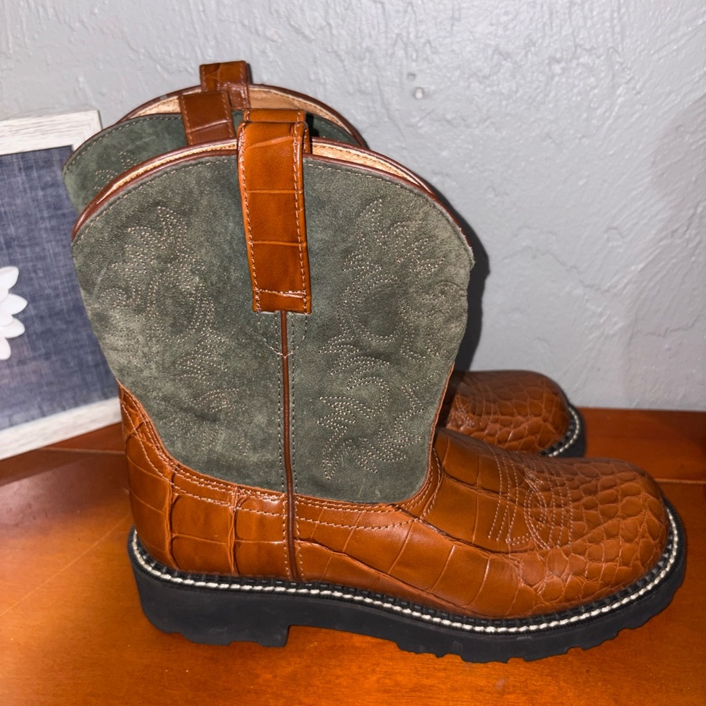 Woman’s Ariat Fatboy Cowboy Boots Size 9.5
Almost new - Picture 3 of 7